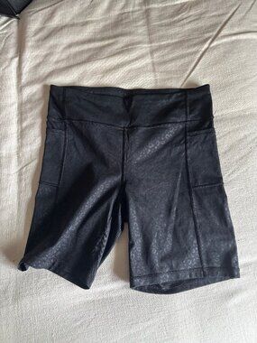 GAPfit size medium tall black leopard biker shorts